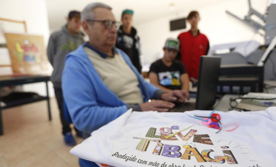 Adolescentes acompanhados por programa social do Governo do Estado participam de curso profissionalizante - Foto Rogério Machado/SECS