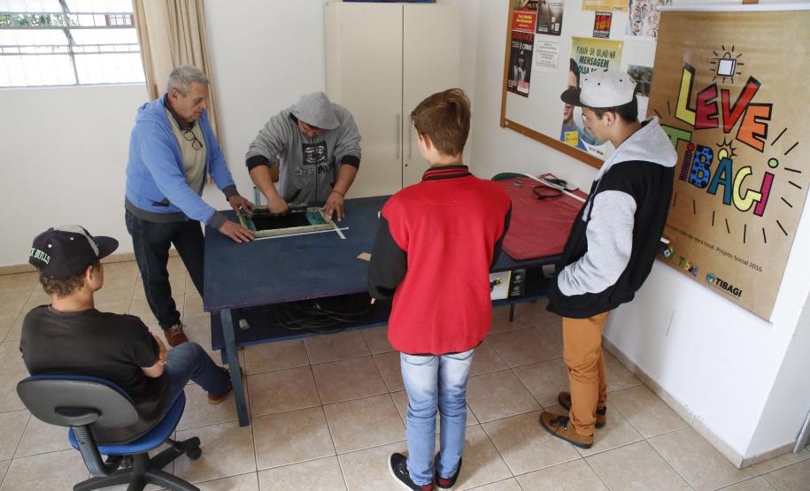 Adolescentes acompanhados por programa social do Governo do Estado participam de curso profissionalizante - Foto Rogério Machado/SECS