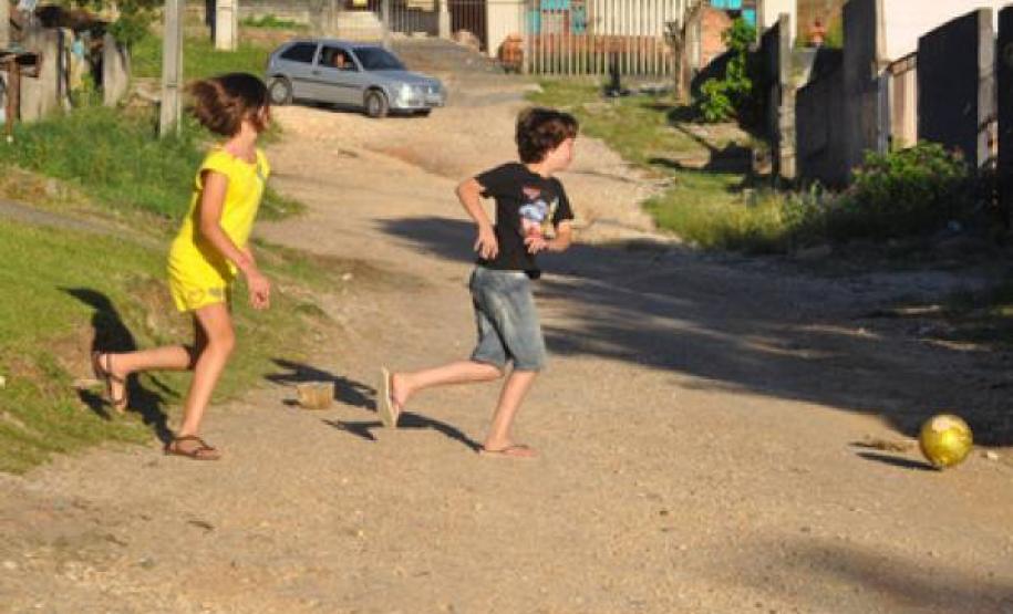 O Departamento de Trânsito do Paraná (Detran) chama a atenção dos motoristas para atitudes de proteção às crianças. Segundo indicadores do Sistema Único de Saúde (Datasus), em 2015, o Paraná teve 729 crianças hospitalizadas em decorrência de acidentes de trânsito. Os números deste ano ainda não foram divulgados. Foto: Detran PR