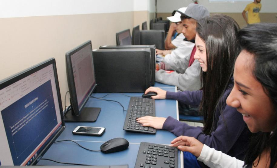 18/11/2016 - Programa de Aprendizagem ofertado pelo Instituto Salesiano Adolescentes participam do Programa de Aprendizagem ofertado pelo Instituto Salesiano de Assistência Social - Foto: Aliocha Mauricio/SEDS