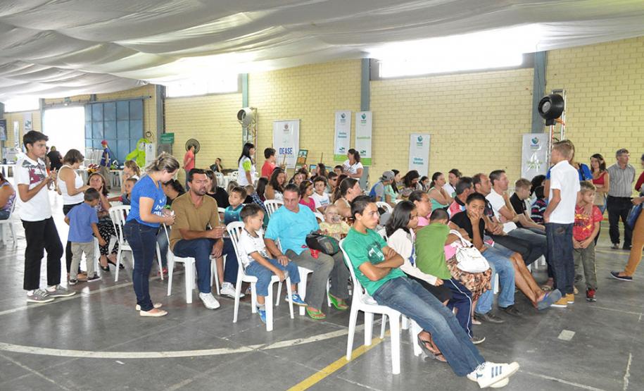 Projeto Criança e Adolescente Protegidos faz 160 carteiras de identidade no primeiro dia de Paraná Cidadão em Irati.Foto: SEJU