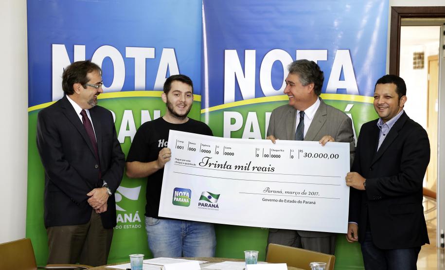 O Governo do Paraná entrega os três principais prêmios do 16º sorteio do programa Nota Paraná
