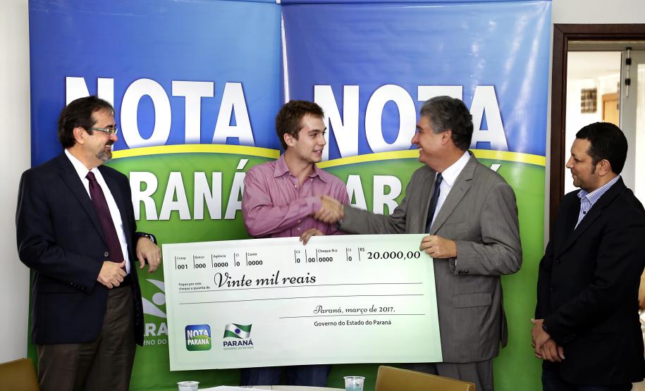 O Governo do Paraná entrega os três principais prêmios do 16º sorteio do programa Nota Paraná