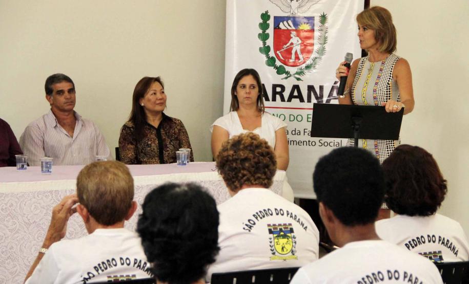 Secretária da Família entrega carro para conselho tutelar de São Pedro do Paraná Foto: Rogério Machado/SEDS