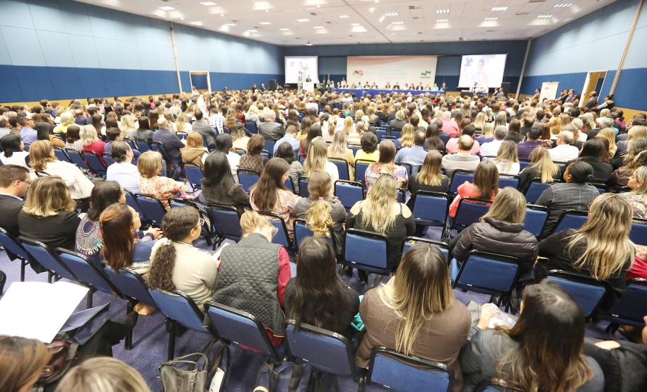 Secretária da Família e Desenvolvimento Social, Fernanda Richa, e o Governador Beto Richa, participam do 6º Encontro Estadual do programa Mãe Paranaense no Expo Unimed - Foto: Rogério Machado/SECS