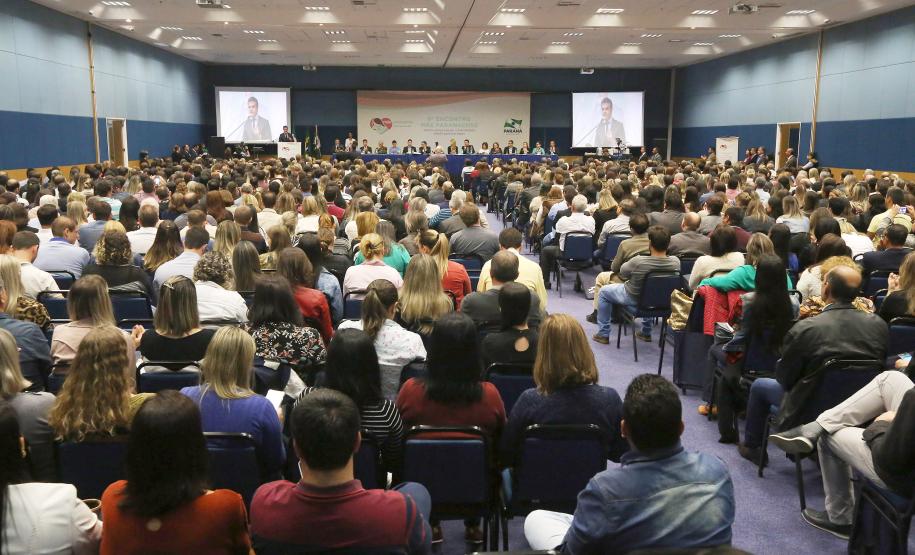 Secretária da Família e Desenvolvimento Social, Fernanda Richa, e o Governador Beto Richa, participam do 6º Encontro Estadual do programa Mãe Paranaense no Expo Unimed - Foto: Rogério Machado/SECS