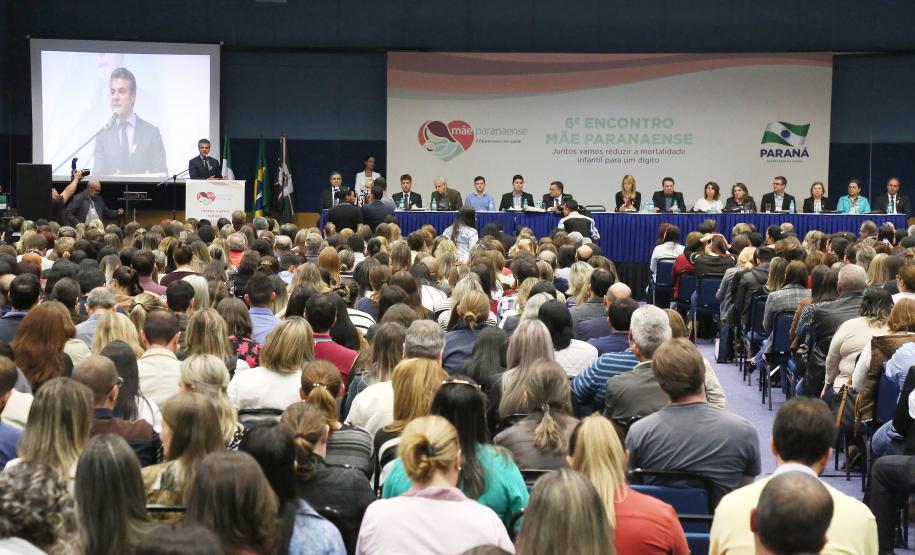 Secretária da Família e Desenvolvimento Social, Fernanda Richa, e o Governador Beto Richa, participam do 6º Encontro Estadual do programa Mãe Paranaense no Expo Unimed - Foto: Rogério Machado/SECS