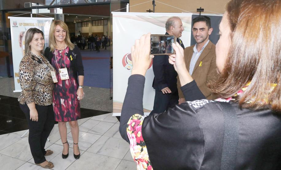 Secretária da Família e Desenvolvimento Social, Fernanda Richa, e o Governador Beto Richa, participam do 6º Encontro Estadual do programa Mãe Paranaense no Expo Unimed - Foto: Rogério Machado/SECS