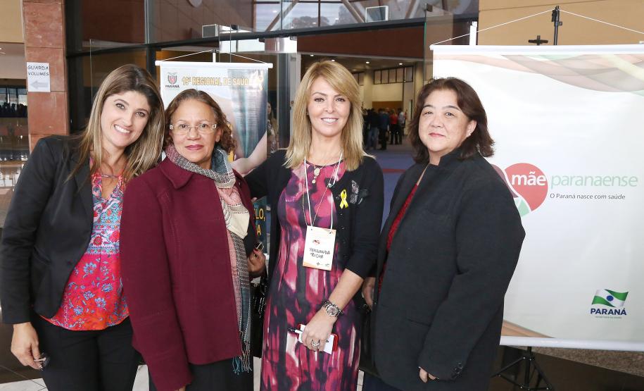 Secretária da Família e Desenvolvimento Social, Fernanda Richa, e o Governador Beto Richa, participam do 6º Encontro Estadual do programa Mãe Paranaense no Expo Unimed - Foto: Rogério Machado/SECS