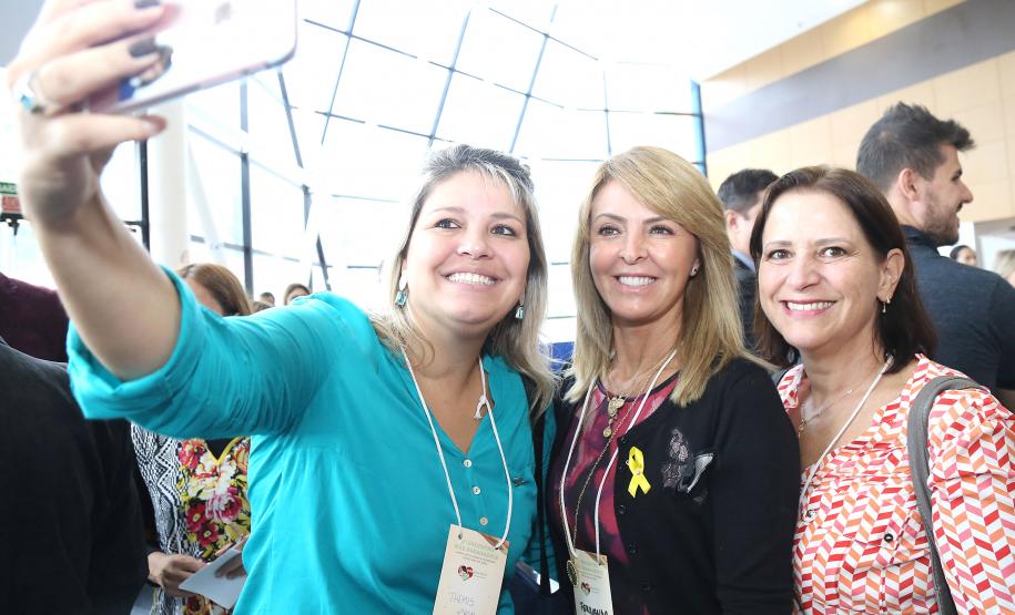 Secretária da Família e Desenvolvimento Social, Fernanda Richa, e o Governador Beto Richa, participam do 6º Encontro Estadual do programa Mãe Paranaense no Expo Unimed - Foto: Rogério Machado/SECS
