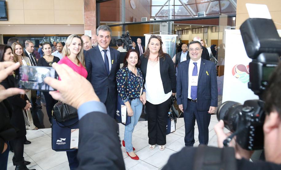Secretária da Família e Desenvolvimento Social, Fernanda Richa, e o Governador Beto Richa, participam do 6º Encontro Estadual do programa Mãe Paranaense no Expo Unimed - Foto: Rogério Machado/SECS