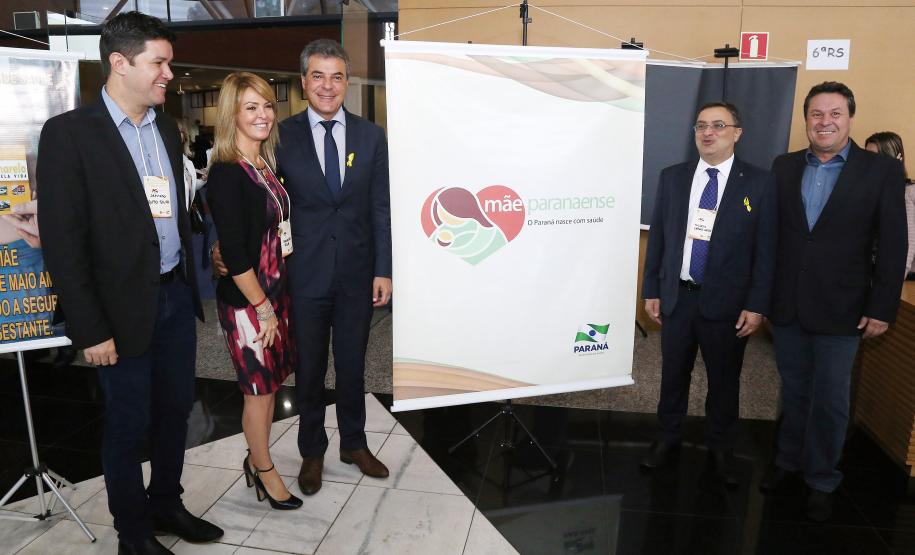 Secretária da Família e Desenvolvimento Social, Fernanda Richa, e o Governador Beto Richa, participam do 6º Encontro Estadual do programa Mãe Paranaense no Expo Unimed - Foto: Rogério Machado/SECS