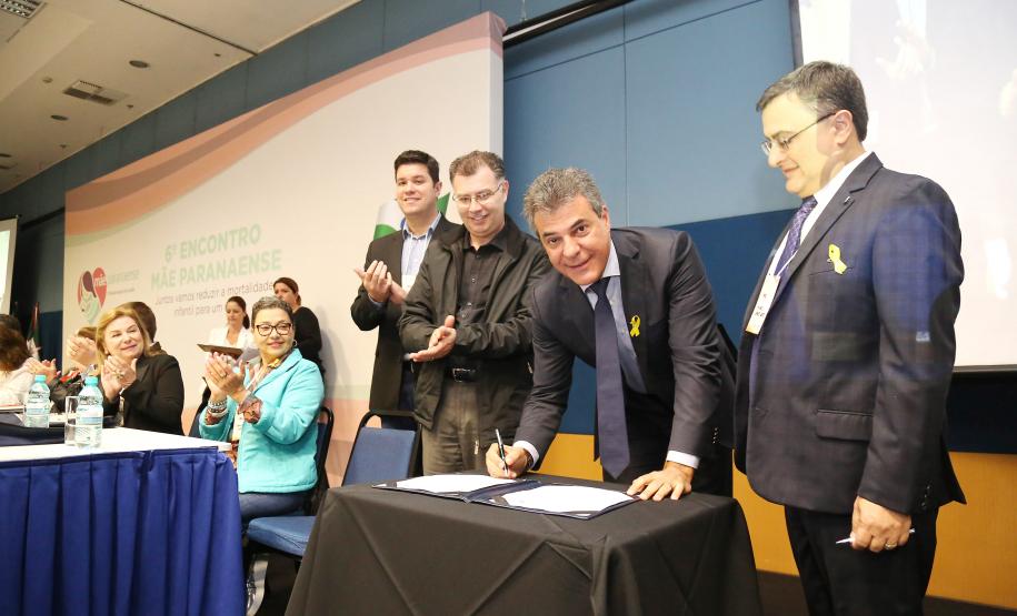 Secretária da Família e Desenvolvimento Social, Fernanda Richa, e o Governador Beto Richa, participam do 6º Encontro Estadual do programa Mãe Paranaense no Expo Unimed - Foto: Rogério Machado/SECS