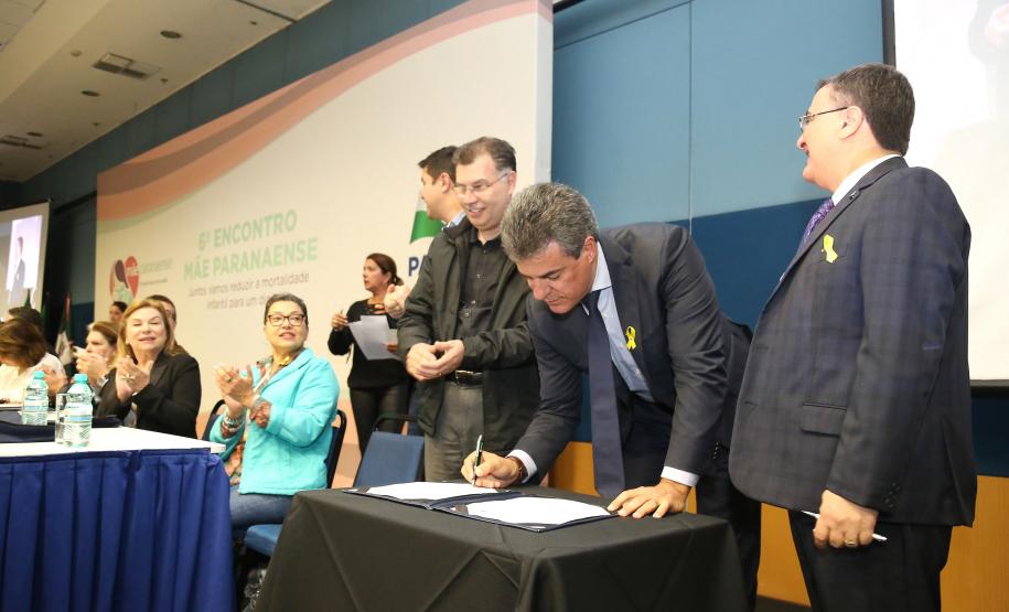 Secretária da Família e Desenvolvimento Social, Fernanda Richa, e o Governador Beto Richa, participam do 6º Encontro Estadual do programa Mãe Paranaense no Expo Unimed - Foto: Rogério Machado/SECS
