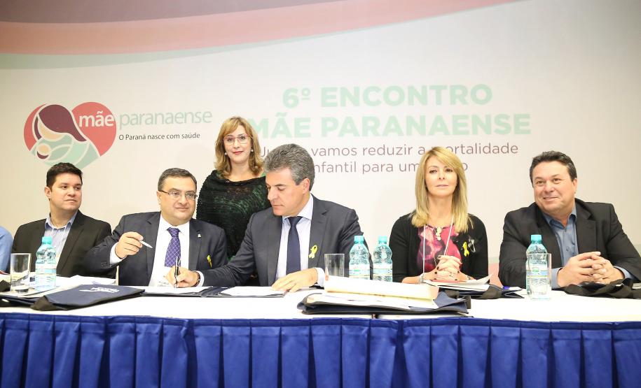 Secretária da Família e Desenvolvimento Social, Fernanda Richa, e o Governador Beto Richa, participam do 6º Encontro Estadual do programa Mãe Paranaense no Expo Unimed - Foto: Rogério Machado/SECS