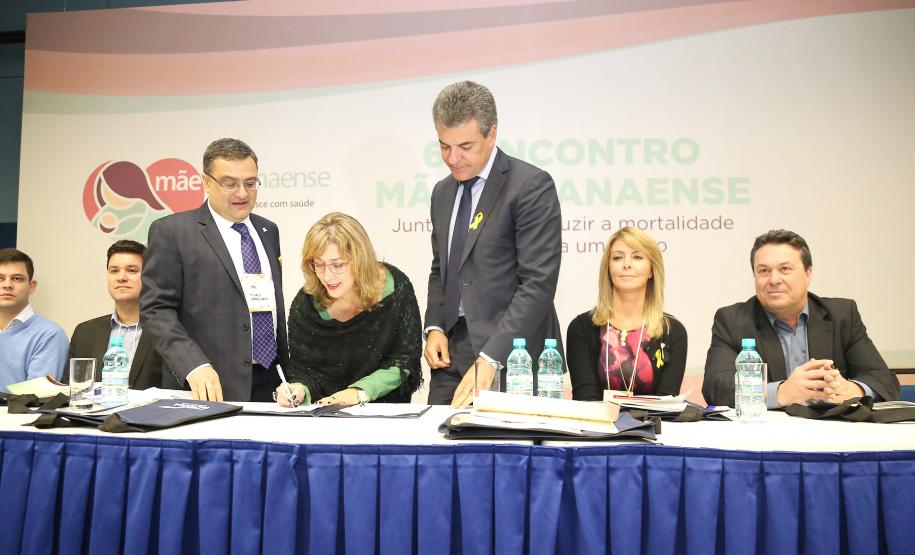 Secretária da Família e Desenvolvimento Social, Fernanda Richa, e o Governador Beto Richa, participam do 6º Encontro Estadual do programa Mãe Paranaense no Expo Unimed - Foto: Rogério Machado/SECS