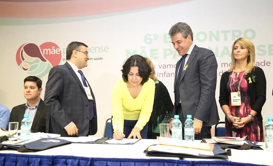 Secretária da Família e Desenvolvimento Social, Fernanda Richa, e o Governador Beto Richa, participam do 6º Encontro Estadual do programa Mãe Paranaense no Expo Unimed - Foto: Rogério Machado/SECS