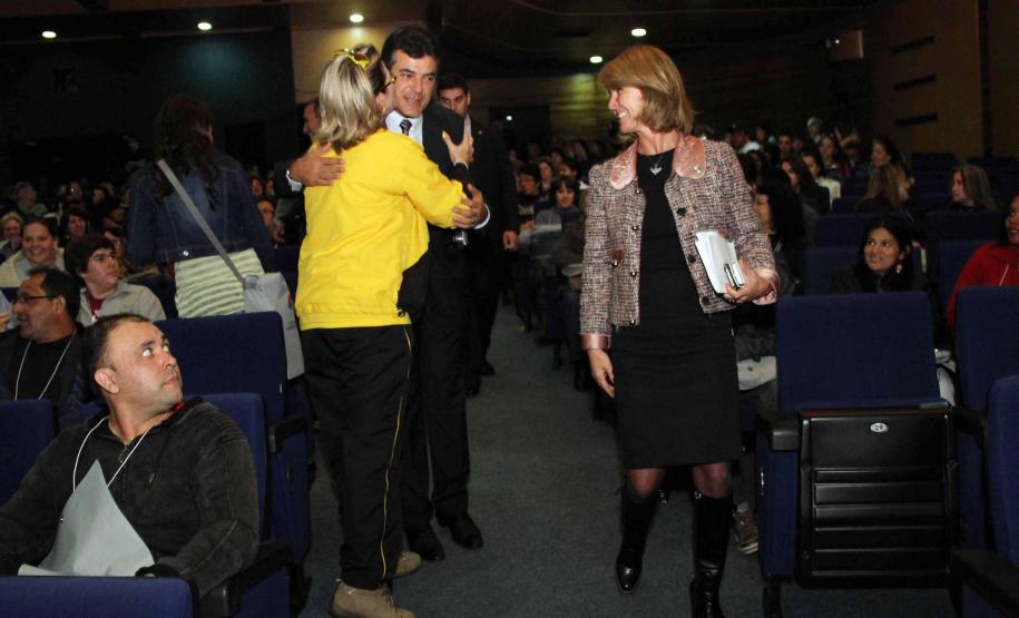O governador Beto Richa e a secretária da Família e Desenvolvimento Social (Seds), Fernanda Richa assinaram na noite de segunda-feira (07/05), três decretos que criam mecanismos para o desenvolvimento e desdobramento das políticas para crianças e adolescentes no Paraná. Foto:Rogério Machado/SEDS