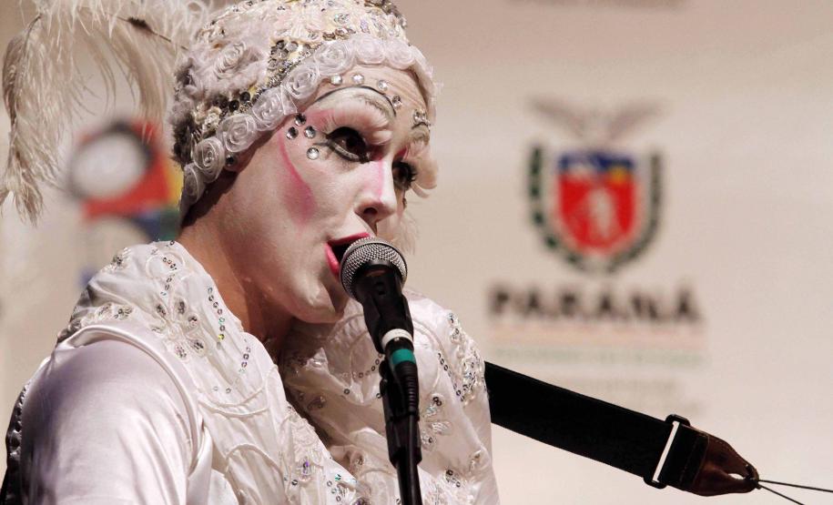 O governador Beto Richa e a secretária da Família e Desenvolvimento Social (Seds), Fernanda Richa assinaram na noite de segunda-feira (07/05), três decretos que criam mecanismos para o desenvolvimento e desdobramento das políticas para crianças e adolescentes no Paraná. Foto:Rogério Machado/SEDS