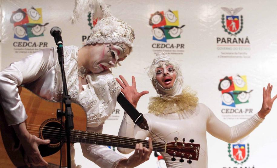 O governador Beto Richa e a secretária da Família e Desenvolvimento Social (Seds), Fernanda Richa assinaram na noite de segunda-feira (07/05), três decretos que criam mecanismos para o desenvolvimento e desdobramento das políticas para crianças e adolescentes no Paraná. Foto:Rogério Machado/SEDS