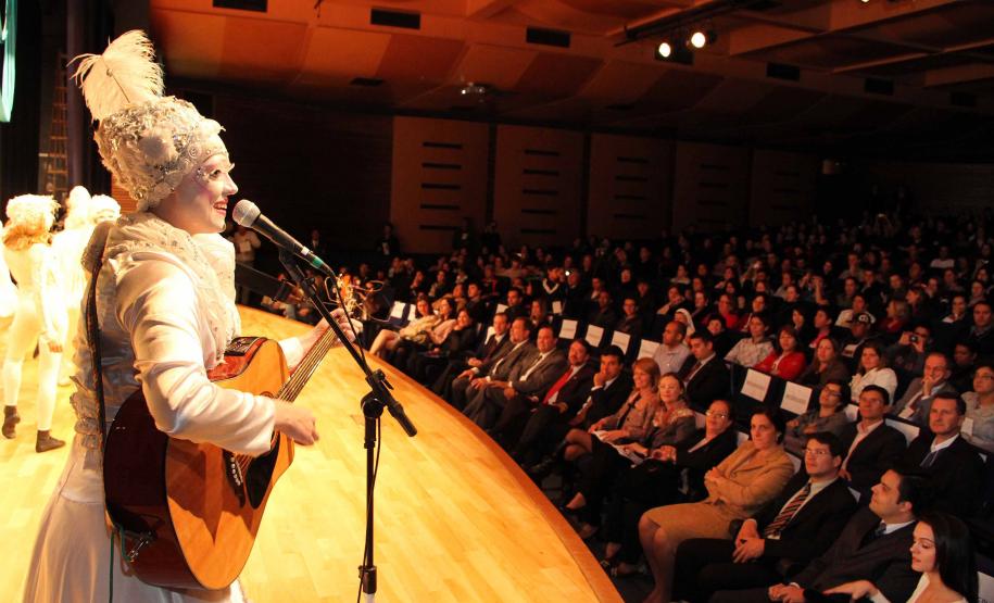 O governador Beto Richa e a secretária da Família e Desenvolvimento Social (Seds), Fernanda Richa assinaram na noite de segunda-feira (07/05), três decretos que criam mecanismos para o desenvolvimento e desdobramento das políticas para crianças e adolescentes no Paraná. Foto:Rogério Machado/SEDS