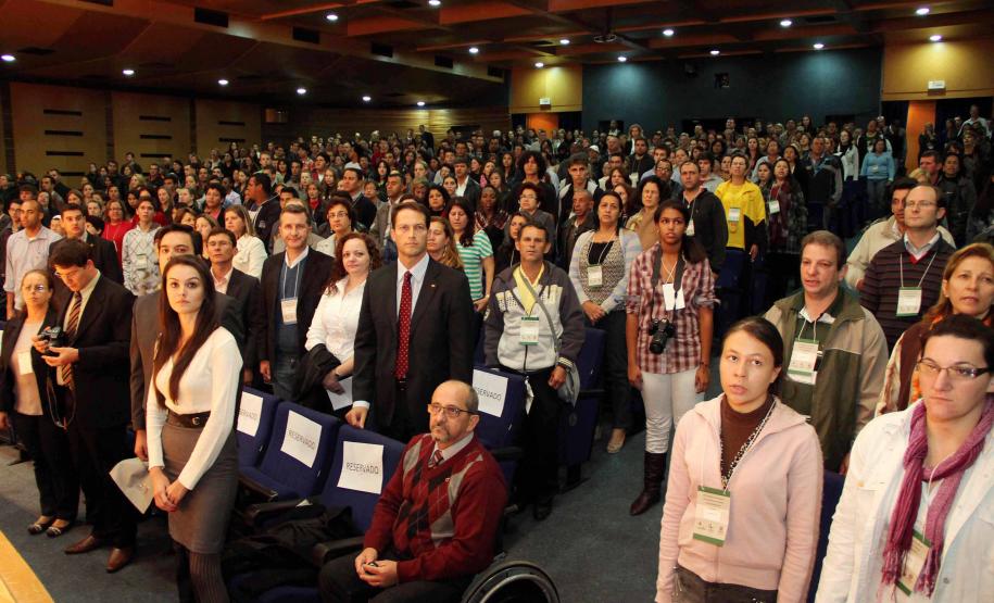 O governador Beto Richa e a secretária da Família e Desenvolvimento Social (Seds), Fernanda Richa assinaram na noite de segunda-feira (07/05), três decretos que criam mecanismos para o desenvolvimento e desdobramento das políticas para crianças e adolescentes no Paraná. Foto:Rogério Machado/SEDS