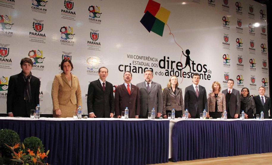 O governador Beto Richa e a secretária da Família e Desenvolvimento Social (Seds), Fernanda Richa assinaram na noite de segunda-feira (07/05), três decretos que criam mecanismos para o desenvolvimento e desdobramento das políticas para crianças e adolescentes no Paraná. Foto:Rogério Machado/SEDS