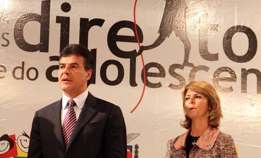 O governador Beto Richa e a secretária da Família e Desenvolvimento Social (Seds), Fernanda Richa assinaram na noite de segunda-feira (07/05), três decretos que criam mecanismos para o desenvolvimento e desdobramento das políticas para crianças e adolescentes no Paraná. Foto:Rogério Machado/SEDS