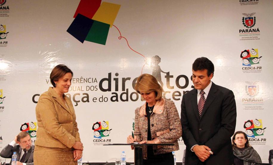 O governador Beto Richa e a secretária da Família e Desenvolvimento Social (Seds), Fernanda Richa assinaram na noite de segunda-feira (07/05), três decretos que criam mecanismos para o desenvolvimento e desdobramento das políticas para crianças e adolescentes no Paraná. Foto:Rogério Machado/SEDS