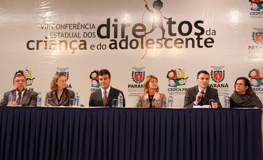 O governador Beto Richa e a secretária da Família e Desenvolvimento Social (Seds), Fernanda Richa assinaram na noite de segunda-feira (07/05), três decretos que criam mecanismos para o desenvolvimento e desdobramento das políticas para crianças e adolescentes no Paraná. Foto:Rogério Machado/SEDS