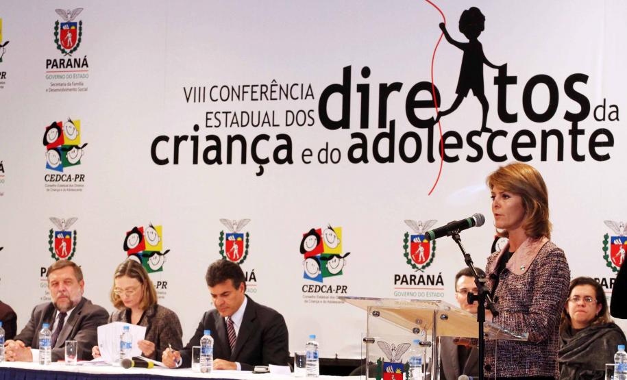 O governador Beto Richa e a secretária da Família e Desenvolvimento Social (Seds), Fernanda Richa assinaram na noite de segunda-feira (07/05), três decretos que criam mecanismos para o desenvolvimento e desdobramento das políticas para crianças e adolescentes no Paraná. Foto:Rogério Machado/SEDS