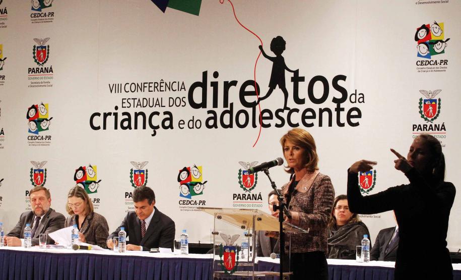 O governador Beto Richa e a secretária da Família e Desenvolvimento Social (Seds), Fernanda Richa assinaram na noite de segunda-feira (07/05), três decretos que criam mecanismos para o desenvolvimento e desdobramento das políticas para crianças e adolescentes no Paraná. Foto:Rogério Machado/SEDS