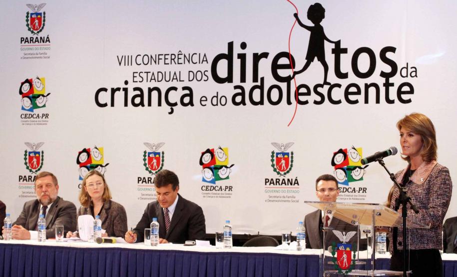 O governador Beto Richa e a secretária da Família e Desenvolvimento Social (Seds), Fernanda Richa assinaram na noite de segunda-feira (07/05), três decretos que criam mecanismos para o desenvolvimento e desdobramento das políticas para crianças e adolescentes no Paraná. Foto:Rogério Machado/SEDS