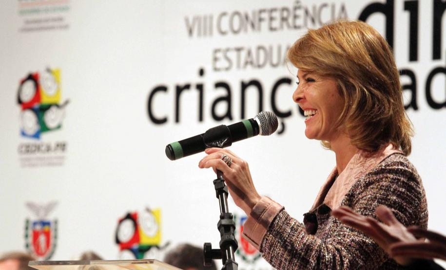 O governador Beto Richa e a secretária da Família e Desenvolvimento Social (Seds), Fernanda Richa assinaram na noite de segunda-feira (07/05), três decretos que criam mecanismos para o desenvolvimento e desdobramento das políticas para crianças e adolescentes no Paraná. Foto:Rogério Machado/SEDS