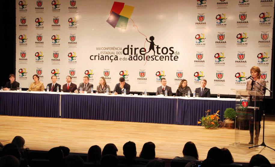 O governador Beto Richa e a secretária da Família e Desenvolvimento Social (Seds), Fernanda Richa assinaram na noite de segunda-feira (07/05), três decretos que criam mecanismos para o desenvolvimento e desdobramento das políticas para crianças e adolescentes no Paraná. Foto:Rogério Machado/SEDS