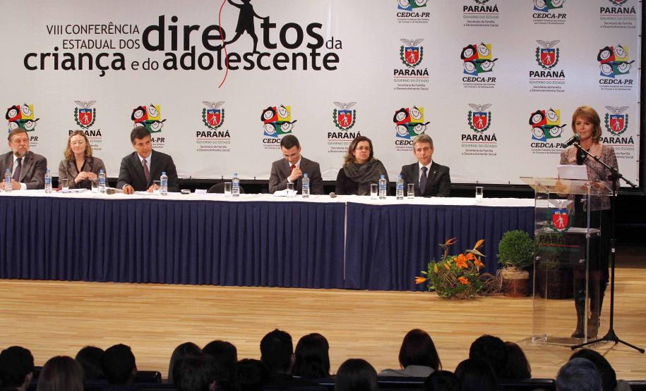 O governador Beto Richa e a secretária da Família e Desenvolvimento Social (Seds), Fernanda Richa assinaram na noite de segunda-feira (07/05), três decretos que criam mecanismos para o desenvolvimento e desdobramento das políticas para crianças e adolescentes no Paraná. Foto:Rogério Machado/SEDS