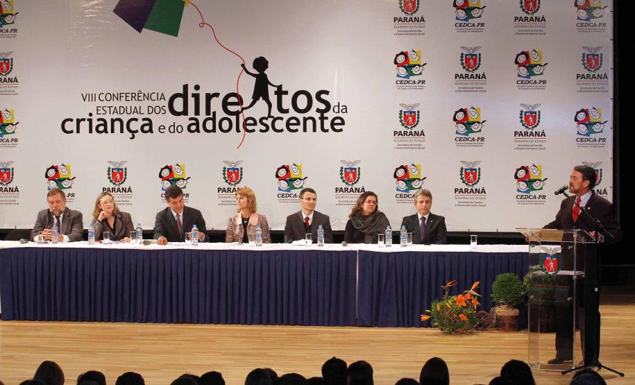 O governador Beto Richa e a secretária da Família e Desenvolvimento Social (Seds), Fernanda Richa assinaram na noite de segunda-feira (07/05), três decretos que criam mecanismos para o desenvolvimento e desdobramento das políticas para crianças e adolescentes no Paraná. Foto:Rogério Machado/SEDS