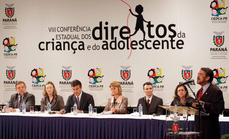 O governador Beto Richa e a secretária da Família e Desenvolvimento Social (Seds), Fernanda Richa assinaram na noite de segunda-feira (07/05), três decretos que criam mecanismos para o desenvolvimento e desdobramento das políticas para crianças e adolescentes no Paraná. Foto:Rogério Machado/SEDS