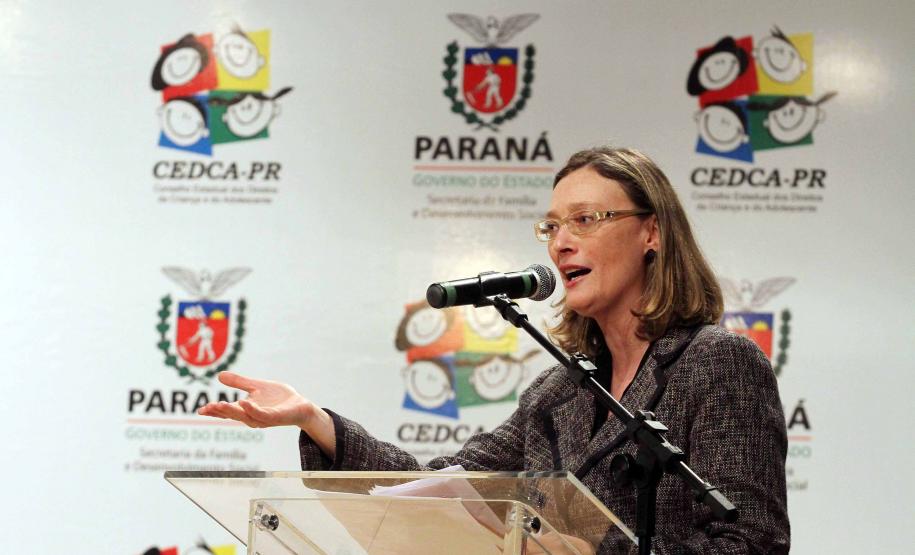 O governador Beto Richa e a secretária da Família e Desenvolvimento Social (Seds), Fernanda Richa assinaram na noite de segunda-feira (07/05), três decretos que criam mecanismos para o desenvolvimento e desdobramento das políticas para crianças e adolescentes no Paraná. Foto:Rogério Machado/SEDS