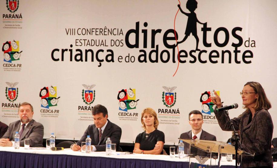 O governador Beto Richa e a secretária da Família e Desenvolvimento Social (Seds), Fernanda Richa assinaram na noite de segunda-feira (07/05), três decretos que criam mecanismos para o desenvolvimento e desdobramento das políticas para crianças e adolescentes no Paraná. Foto:Rogério Machado/SEDS