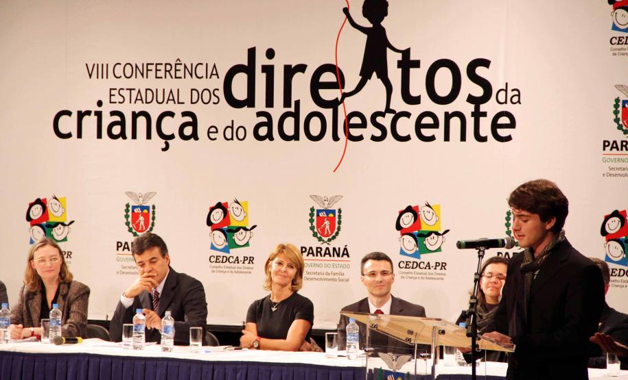 O governador Beto Richa e a secretária da Família e Desenvolvimento Social (Seds), Fernanda Richa assinaram na noite de segunda-feira (07/05), três decretos que criam mecanismos para o desenvolvimento e desdobramento das políticas para crianças e adolescentes no Paraná. Foto:Rogério Machado/SEDS