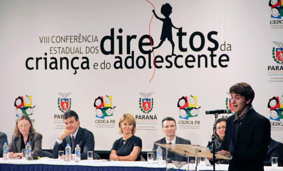 O governador Beto Richa e a secretária da Família e Desenvolvimento Social (Seds), Fernanda Richa assinaram na noite de segunda-feira (07/05), três decretos que criam mecanismos para o desenvolvimento e desdobramento das políticas para crianças e adolescentes no Paraná. Foto:Rogério Machado/SEDS