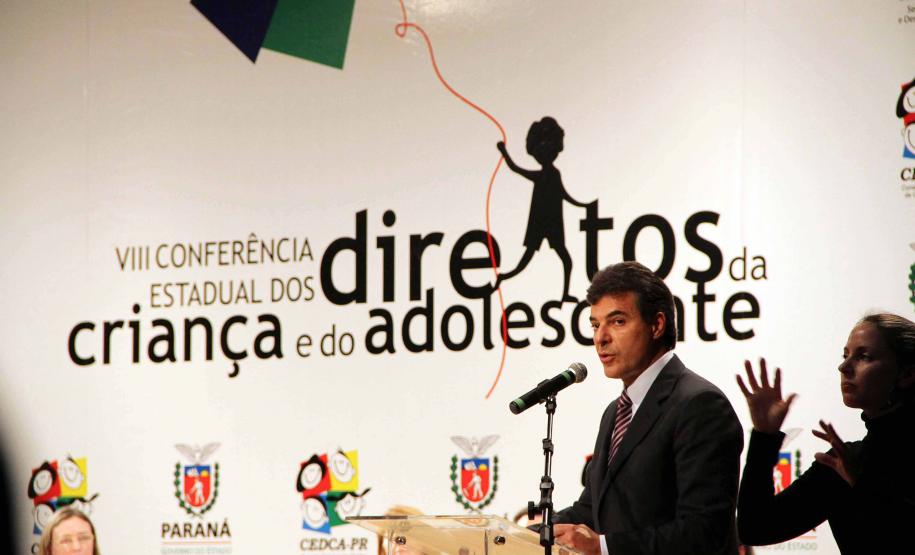 O governador Beto Richa e a secretária da Família e Desenvolvimento Social (Seds), Fernanda Richa assinaram na noite de segunda-feira (07/05), três decretos que criam mecanismos para o desenvolvimento e desdobramento das políticas para crianças e adolescentes no Paraná. Foto:Rogério Machado/SEDS