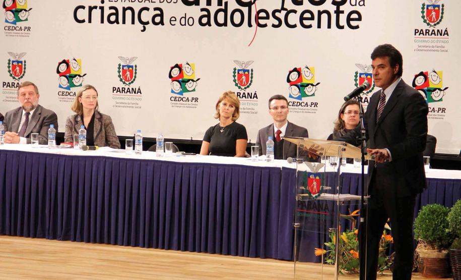 O governador Beto Richa e a secretária da Família e Desenvolvimento Social (Seds), Fernanda Richa assinaram na noite de segunda-feira (07/05), três decretos que criam mecanismos para o desenvolvimento e desdobramento das políticas para crianças e adolescentes no Paraná. Foto:Rogério Machado/SEDS