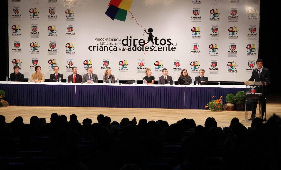 O governador Beto Richa e a secretária da Família e Desenvolvimento Social (Seds), Fernanda Richa assinaram na noite de segunda-feira (07/05), três decretos que criam mecanismos para o desenvolvimento e desdobramento das políticas para crianças e adolescentes no Paraná. Foto:Rogério Machado/SEDS