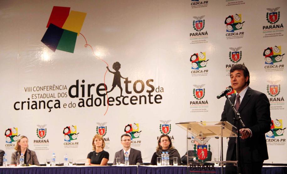 O governador Beto Richa e a secretária da Família e Desenvolvimento Social (Seds), Fernanda Richa assinaram na noite de segunda-feira (07/05), três decretos que criam mecanismos para o desenvolvimento e desdobramento das políticas para crianças e adolescentes no Paraná. Foto:Rogério Machado/SEDS