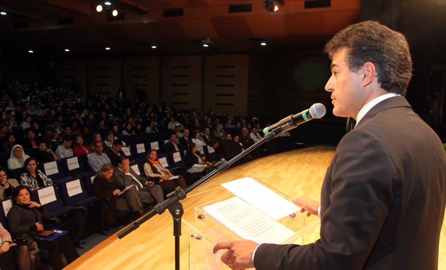 O governador Beto Richa e a secretária da Família e Desenvolvimento Social (Seds), Fernanda Richa assinaram na noite de segunda-feira (07/05), três decretos que criam mecanismos para o desenvolvimento e desdobramento das políticas para crianças e adolescentes no Paraná. Foto:Rogério Machado/SEDS