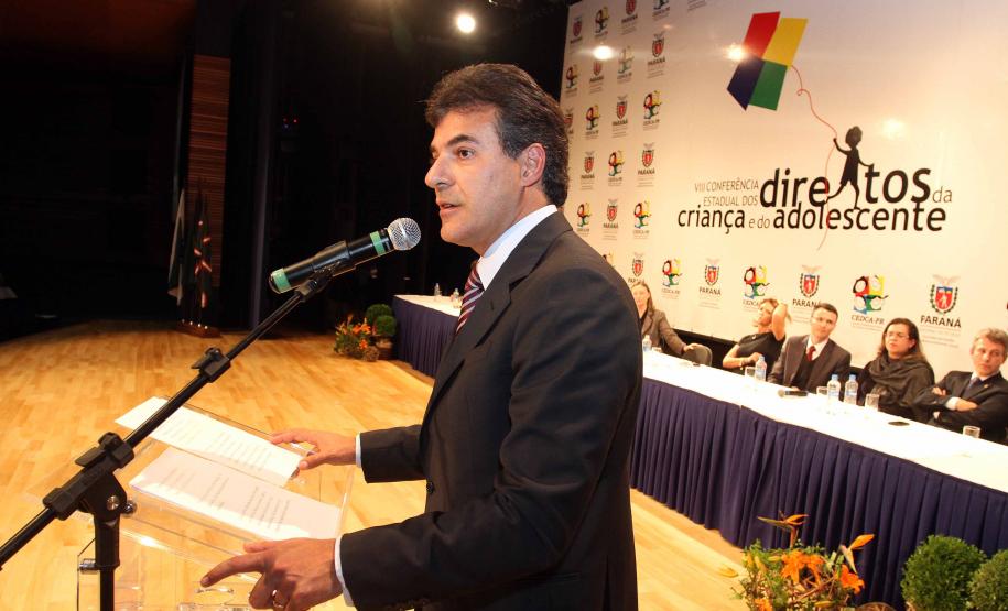 O governador Beto Richa e a secretária da Família e Desenvolvimento Social (Seds), Fernanda Richa assinaram na noite de segunda-feira (07/05), três decretos que criam mecanismos para o desenvolvimento e desdobramento das políticas para crianças e adolescentes no Paraná. Foto:Rogério Machado/SEDS