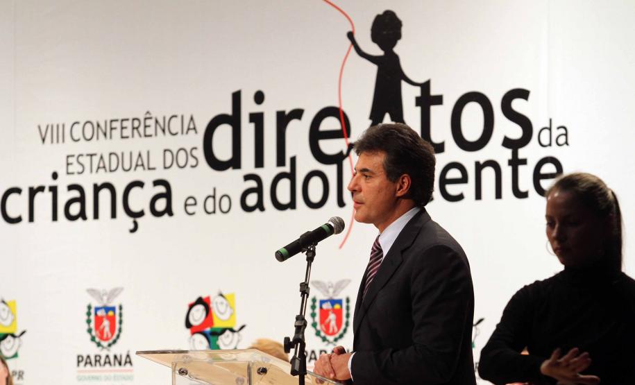 O governador Beto Richa e a secretária da Família e Desenvolvimento Social (Seds), Fernanda Richa assinaram na noite de segunda-feira (07/05), três decretos que criam mecanismos para o desenvolvimento e desdobramento das políticas para crianças e adolescentes no Paraná. Foto:Rogério Machado/SEDS