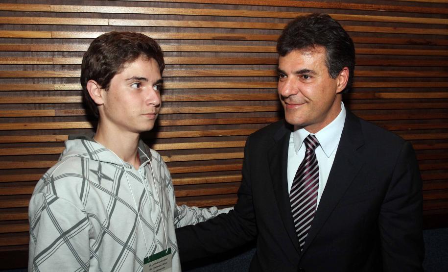 O governador Beto Richa e a secretária da Família e Desenvolvimento Social (Seds), Fernanda Richa assinaram na noite de segunda-feira (07/05), três decretos que criam mecanismos para o desenvolvimento e desdobramento das políticas para crianças e adolescentes no Paraná. Foto:Rogério Machado/SEDS